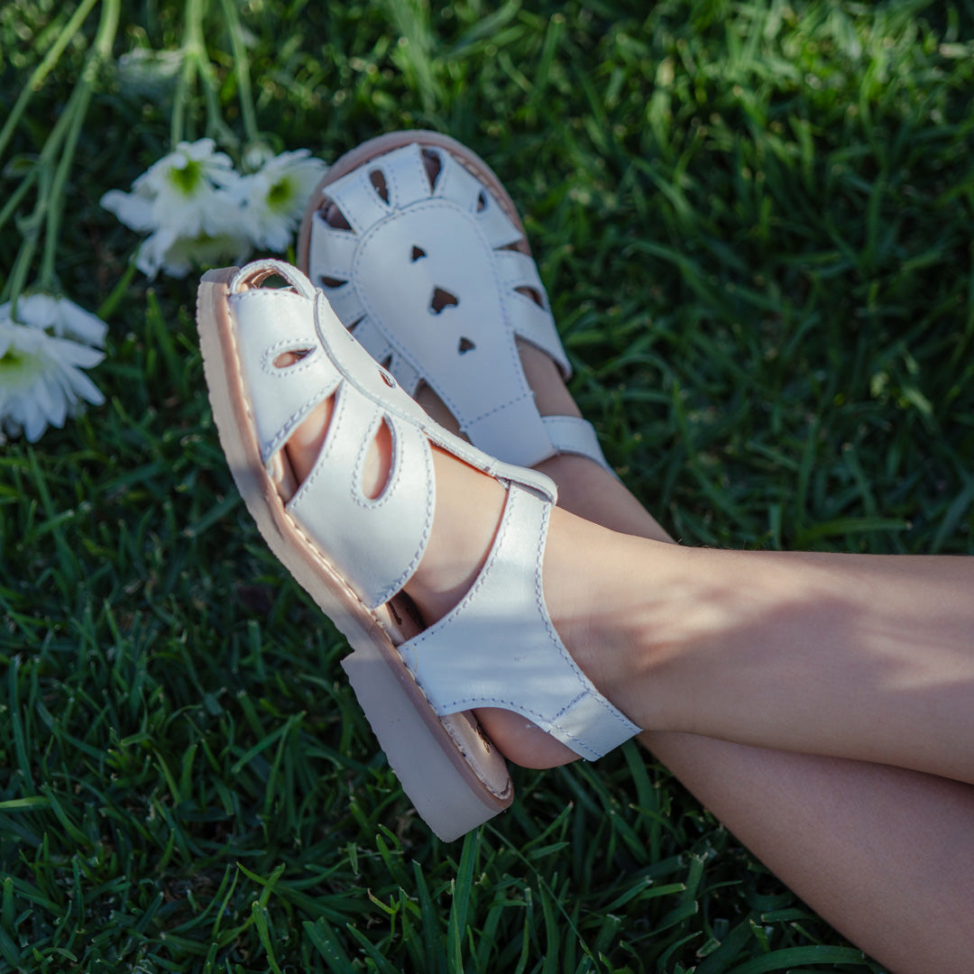 Sandalia Niña 2050 Piel Blanco con Hebilla Corazón Perforado