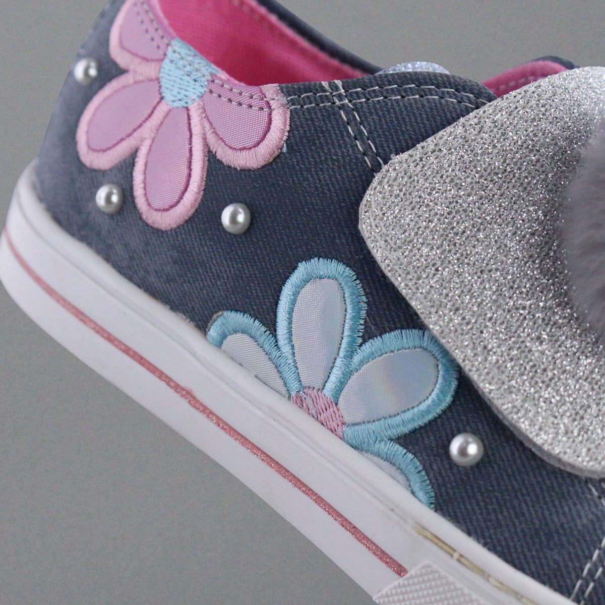 Tenis Niña 341 Azul Mezclilla con Bordados y Flores de Colores