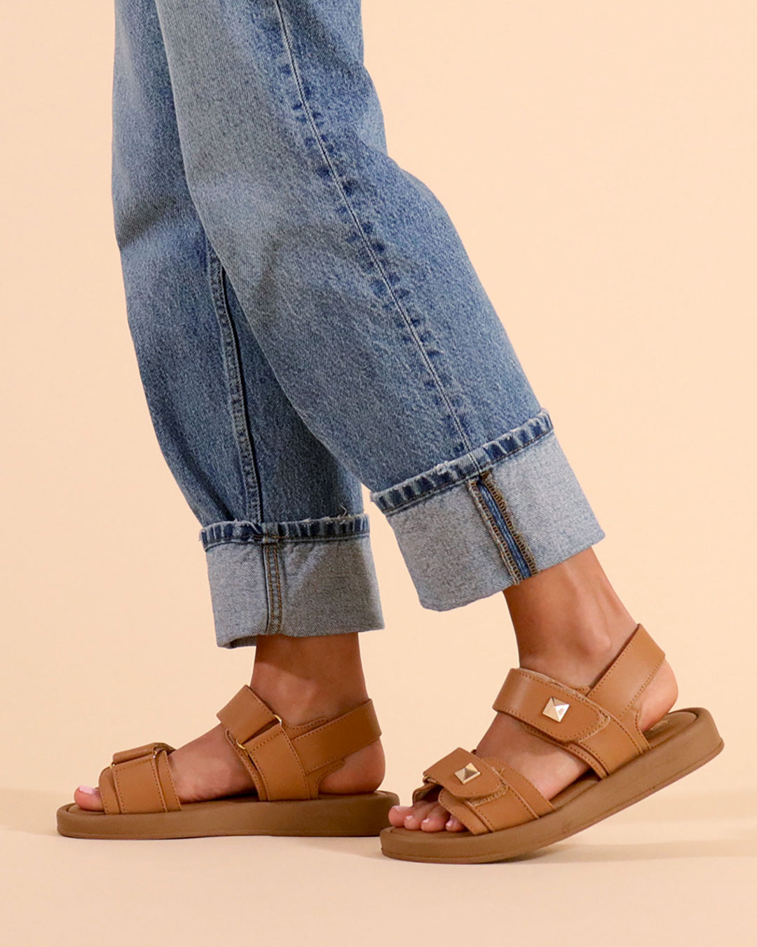 Sandalia de Mujer 4825 Davina Camel Doble Velcro con Estoperoles