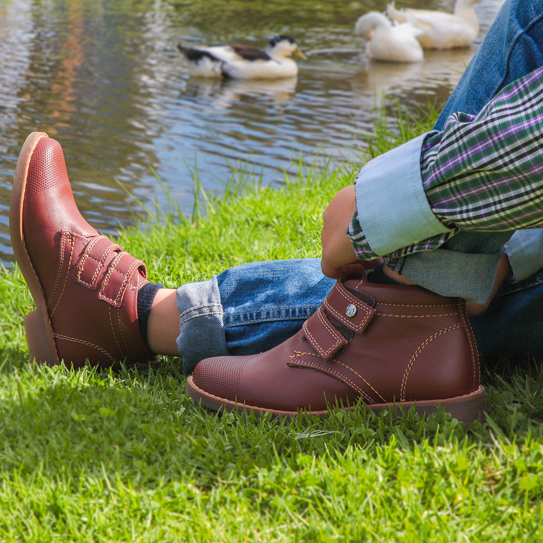 Bota para niños y caballero de piel 