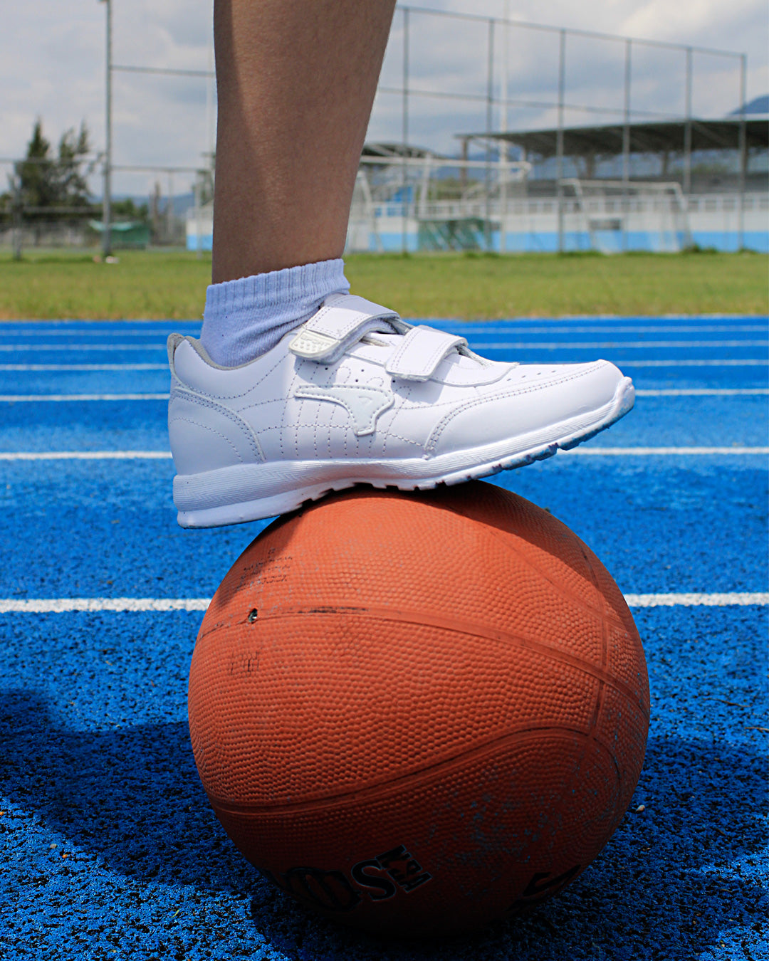 Tenis Escolar Unisex 126 Piel Blanca doble Velcro