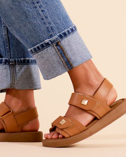 Sandalia de Mujer 4825 Davina Camel Doble Velcro con Estoperoles
