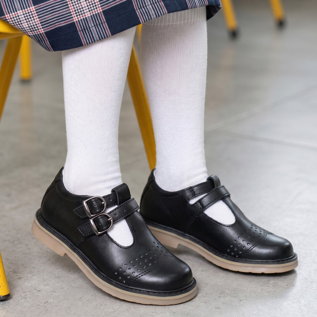 Zapato Escolar Niña 9553 Piel Negra Sula de Goma Lucy