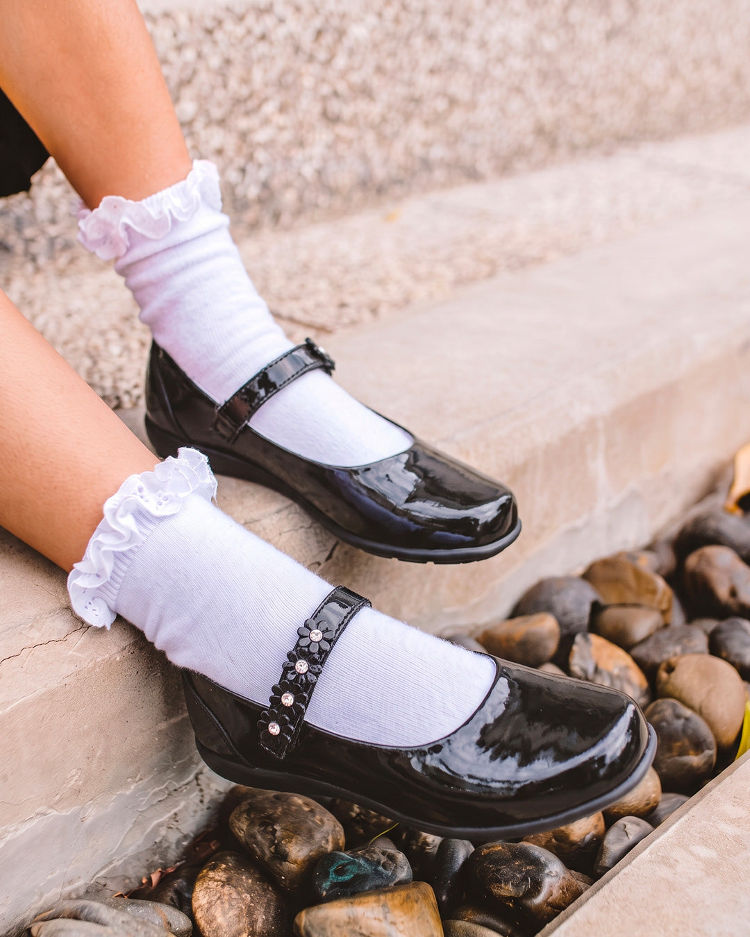 Zapato Escolar Niña 9719 Piel Charol Negro con Flores y Piedras con Brillo
