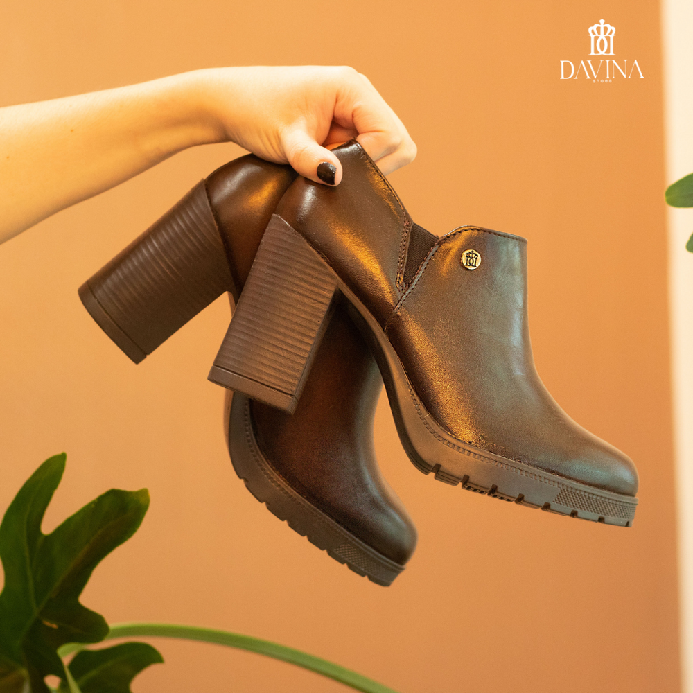 calzado es 100% de piel, perfectos para un outfit casual e impecable.    Las hormas de cada bota, tacón o botín es cómoda tienen un arco bien pronunciado para que tus pies se acomoden mejor, sin problemas de dolor.